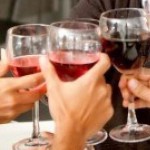 7687211-gruppo-di-amici-a-cena-in-un-ristorante-elegante-tostatura-con-vino