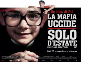 Ricordiamo tutti le sensazioni di quando eravamo dall'altra parte dei banchi di fronte ai nostri professori che nel momento delle interrogazioni, con il loro dito indice andavano scorrendo l'elenco dei nomi della classe su e giù, avanti e dietro? Ci ricordiamo in quegli attimi il nostro essere lì presenti con fare indifferente e gli occhi "impallati" per cercare di non far trapelare la nostra angoscia nell'esser esaminati e in nostra compagnia avevamo amuleti di ogni tipo: santini, cornetti, zampe di coniglio ecc. e non ultimo, quello alla portata di tutti...tutte le dita di entrambe le mani incrociate? Il vero appiglio dello studio all'ultimo momento, riparatore del poco tempo dedicato all'imparare le pagine assegnate, lui, il "bignami", il vero e riconoscibile con la b minuscola. Qualcuno lo chiamava S. Bignami, il protettore degli studenti, il "salvastudenti" per lo studio alla Nuvolari, un miracolo di sintesi nozionistica per noi generazione pre Internet. L'inventore, Ernesto Bignami nel 1903, professore di Lettere al Liceo Parini, premiato per i suoi saggi all'Accademia dei Lincei e diventato famoso, negli anni '30, per aver fondato la Casa Editrice dei riassunti tascabili. Un vero e proprio fenomeno culturale e di costume. Una curiosità, il prof. Bignami non aveva inventato nulla di nuovo, Eutropio nel 370 d. C. ed il suo compendio "Breviarium ab urbe condita", è stato un predecessore dello studio del bignami maniera, sulla Storia della Fondazione di Roma. Nel 2013 il Pif, una delle iene nella trasmissione televisiva "Le iene", Pierfrancesco Diliberto, lui il nuovo volto del bignami, con il suo film "La mafia uccide solo d'estate". La storia di Palermo anni 70/80 raccontata attraverso i ricordi, le sensazioni, le immagini e gli incontri di Arturo un bambino e la sua storia familiare. Un film impegnato, ma non impegnativo dove i boss sono presentati con gli occhi e il cuore di Arturo con il sogno di diventare un cronista d'assalto. E' la storia triste di uccisioni e ammazzamenti, il racconto della vita politica di quei tempi, con una regia pura e originale dai toni ironici che, attraverso la visione innocente di Arturo abbatte la mentalità omertosa, da far cadere nelle retoriche straviste sul contenuto mafia. Arturo un quasi Forrest Gump italiano, il fautore della ribellione della coraggiosa Sicilia, stufa e pronta al cambiamento. Un lavoro che ci dimostra che con pochi mezzi, ma con una buonissima idea, quello che si può realizzare per creare un cinema impegnato, ma allo stesso tempo "leggero". Un film bignami storico, nobile nell'intento, da far veicolare nelle Scuole per i suoi contenuti e i suoi messaggi importanti che trasmette con delicatezza e cura di particolari, da far vedere ai ragazzi anche per il suo finale, finalmente, dal risvolto positivo. E come diceva il saggio in SuperGulp, i fumetti in Tv... tutto è bene ciò che finisce bene e l'ultimo chiuda la porta!! Quello che l'Amore può fare...